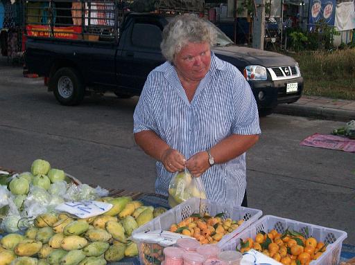 Markt 02.jpg - Hilde sucht gelbe Mangos aus